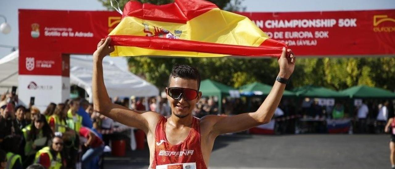 Bennabou, con la bandera de España, tras cruzar la línea de meta.