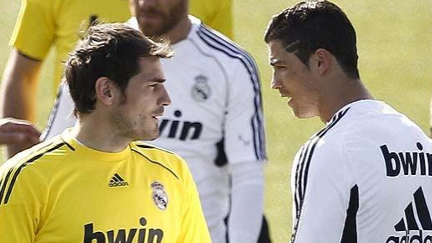 Casillas y Ronaldo, en el entrenamiento  de ayer.