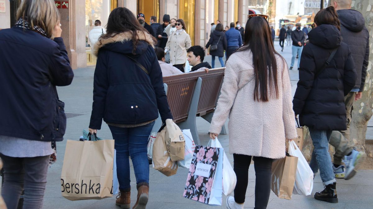 Barcelona s’omple per les compres de Nadal Barcelona s’omple per les compres de Nadal