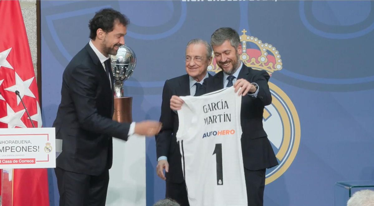 El Real Madrid entreegó una camiseta a Miguel Ángel García Martín, consejero de Presidencia, Justicia y Administración Local de la Comunidad de Madrid