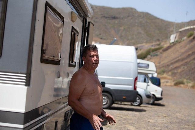 Caravanistas instalados en la zona de aparcamiento de la playa de Las Teresitas