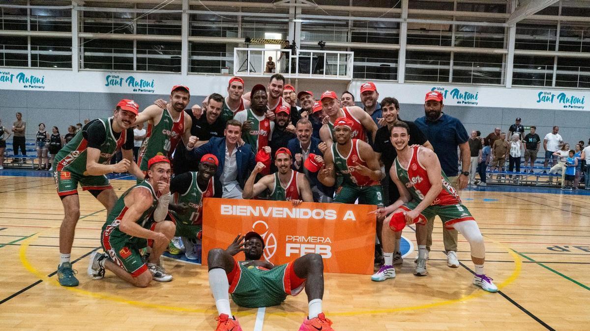 Celebración del ascenso de los jugadores del Insolac Caja 87.