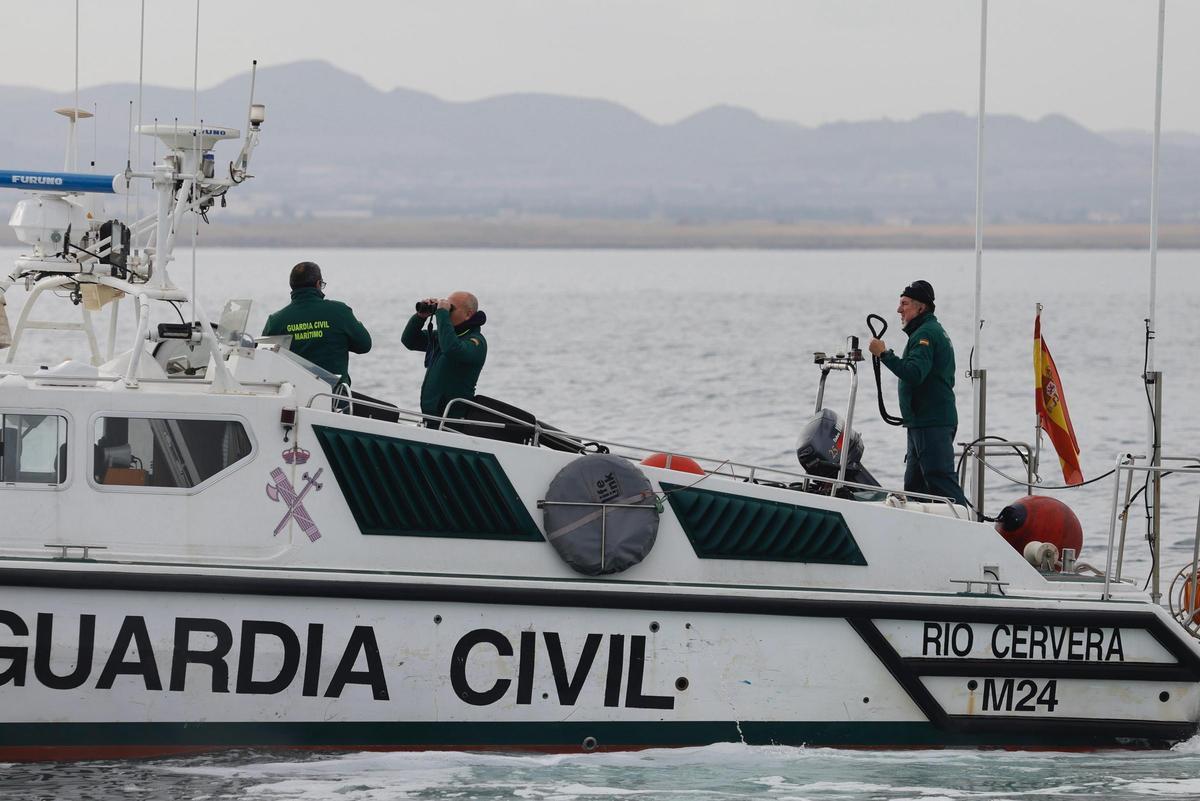 La Guardia Civil busca este domingo al joven desaparecido en el Mar Menor.