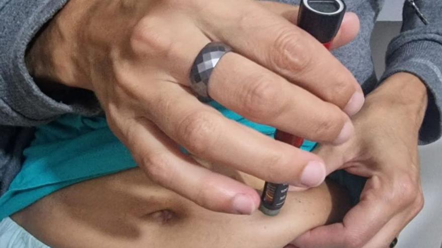 Una joven diabética se inyecta insulina. |  M. Méndez