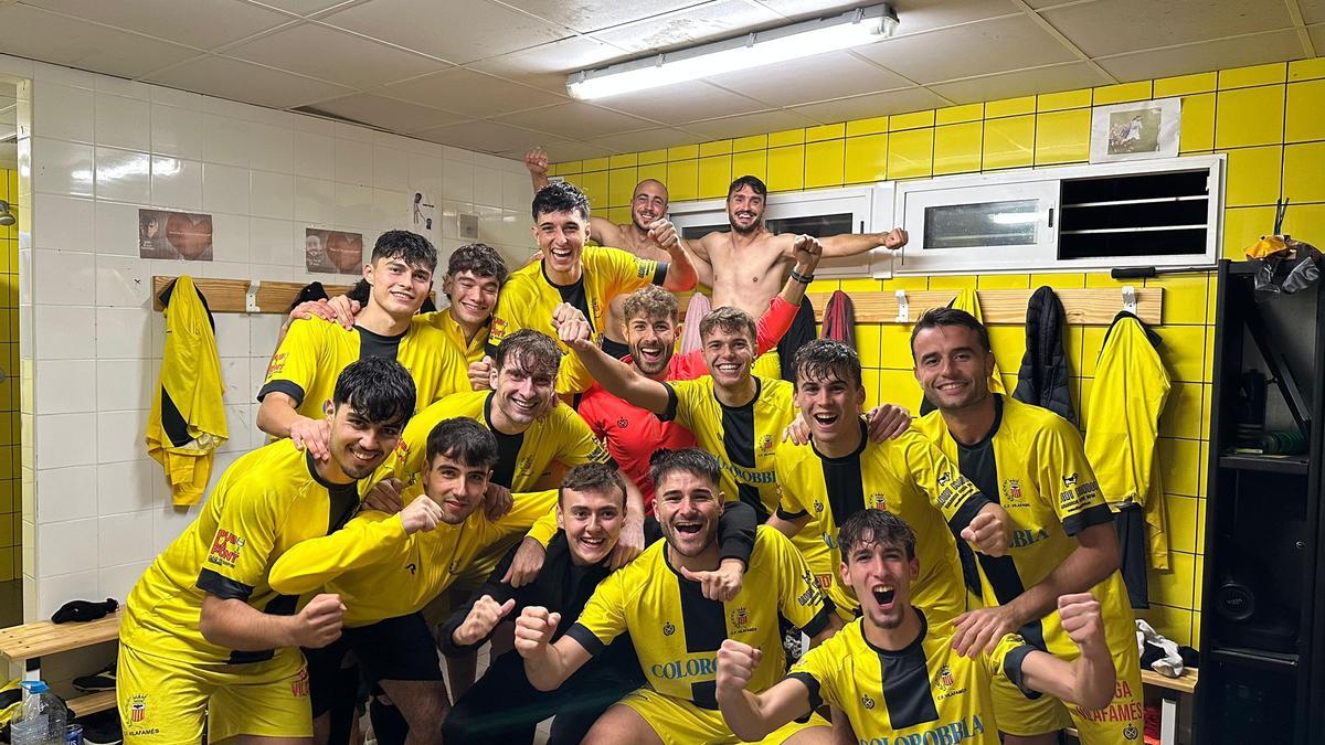 Los jugadores del Villafamés celebran su pase a la tercera eliminatoria de La Nostra Copa.