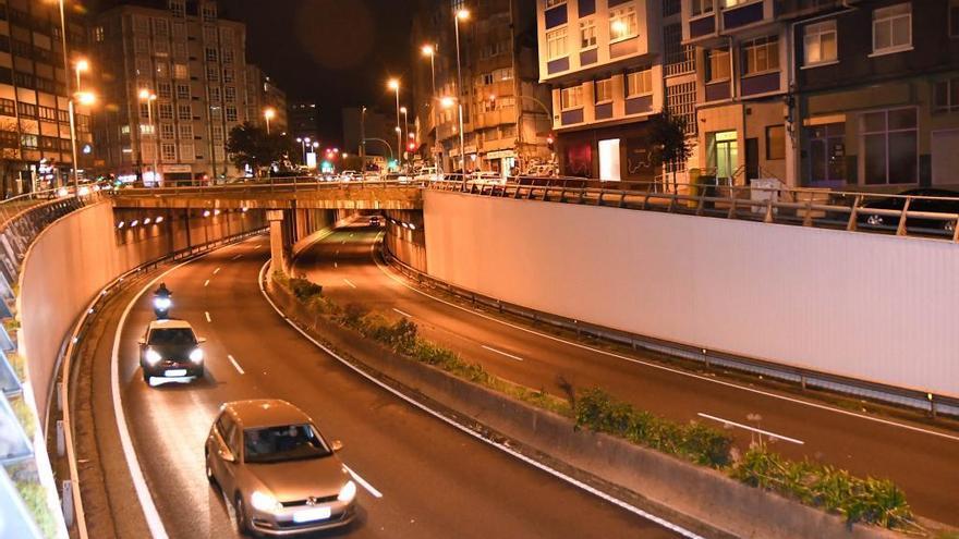 Tráfico nocturno en A Coruña.