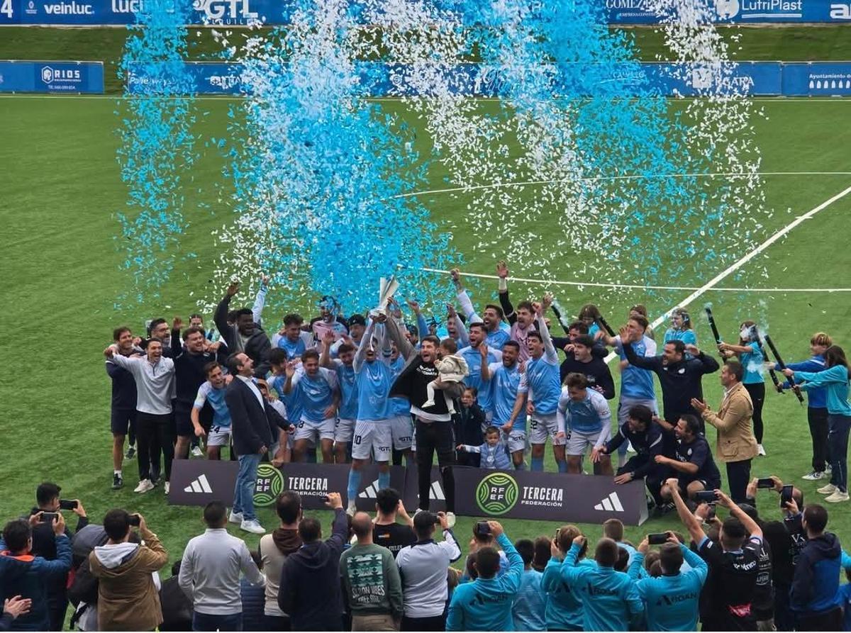 El Ciudad de Lucena recibe el trofeo de campeón del Grupo 10 de la Tercera RFEF.