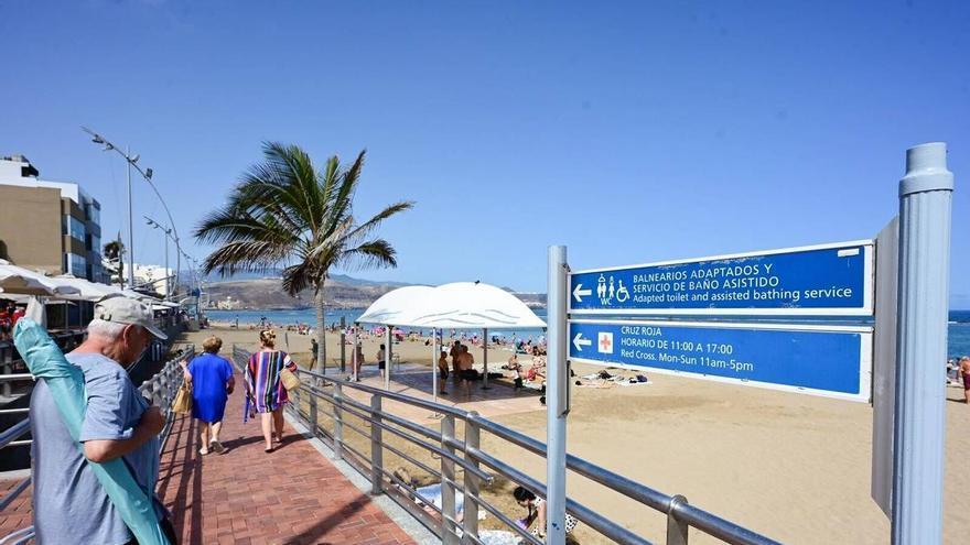 Duchas adaptadas, un parque infantil y más sombra: la playa de Las Canteras mejora la accesibilidad y amplía su zona de baño asistido