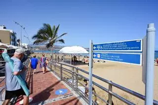 Duchas adaptadas, un parque infantil y más sombra: la playa de Las Canteras mejora la accesibilidad y amplía su zona de baño asistido