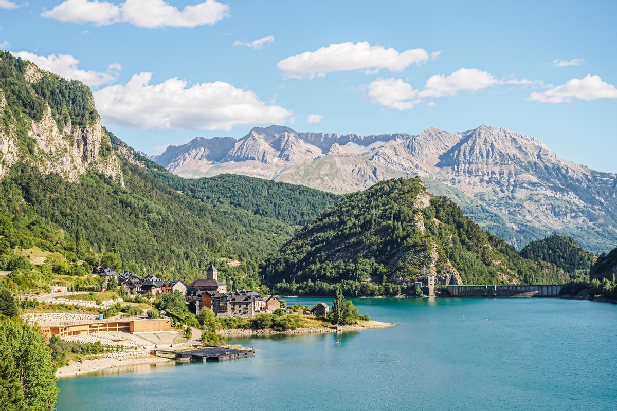 Lanuza y el embalse del río Gállego, en los Pirineos de Aragón