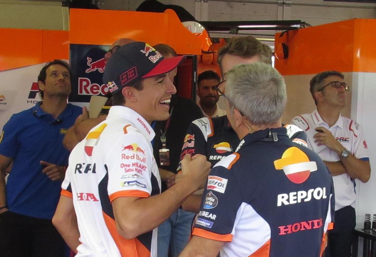 Marc Márquez saludó, hace unos minutos, a dos de sus mecánicos en su regreso al Mundial, en Misano.