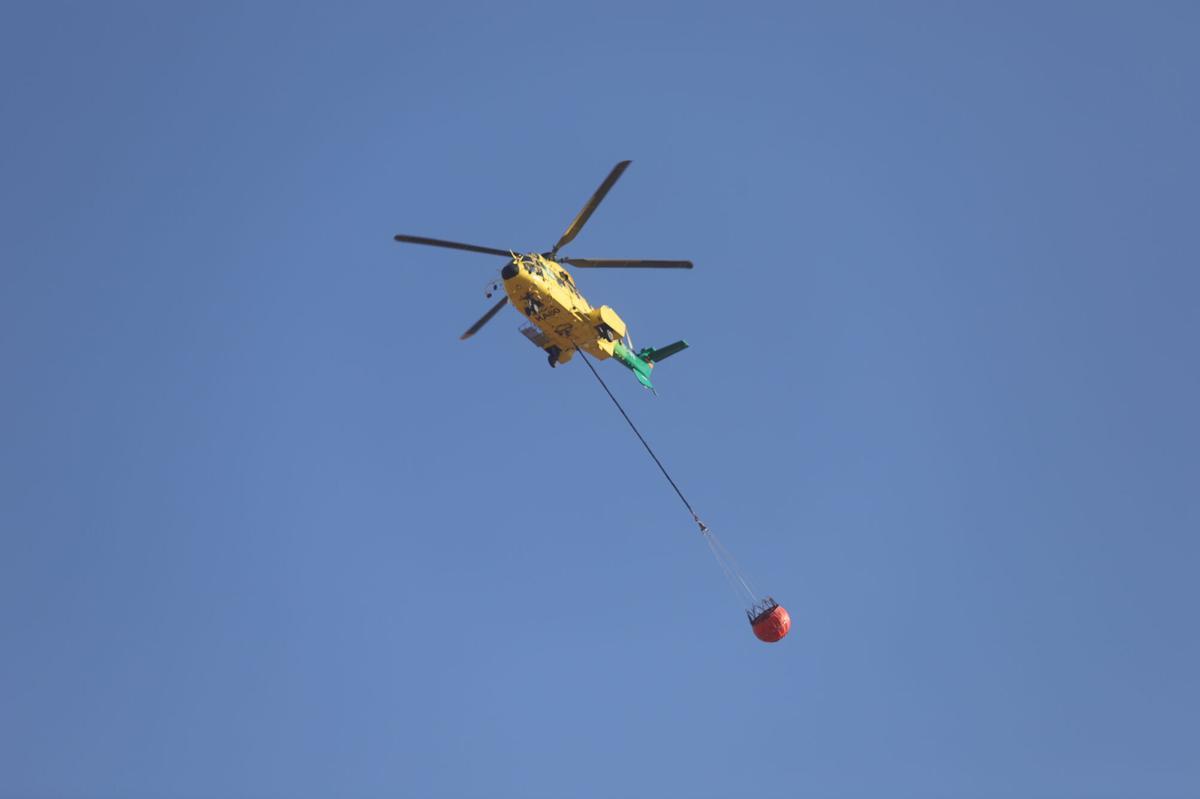 Segundo día del incendio en la sierra de Córdoba, tras La Albaida