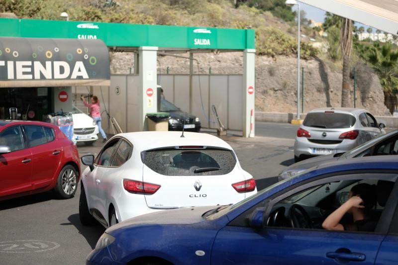 Las Palmas de Gran Canaria. Reportaje sobre lavado decoches tras la calima.  | 26/02/2020 | Fotógrafo: José Carlos Guerra