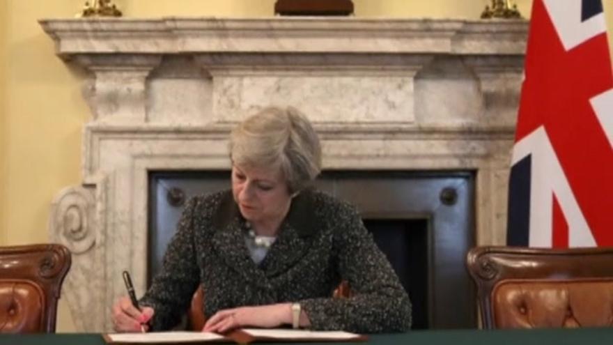 Vídeo / La histórica firma que pone fin a 44 años de relación entre Londres y Bruselas