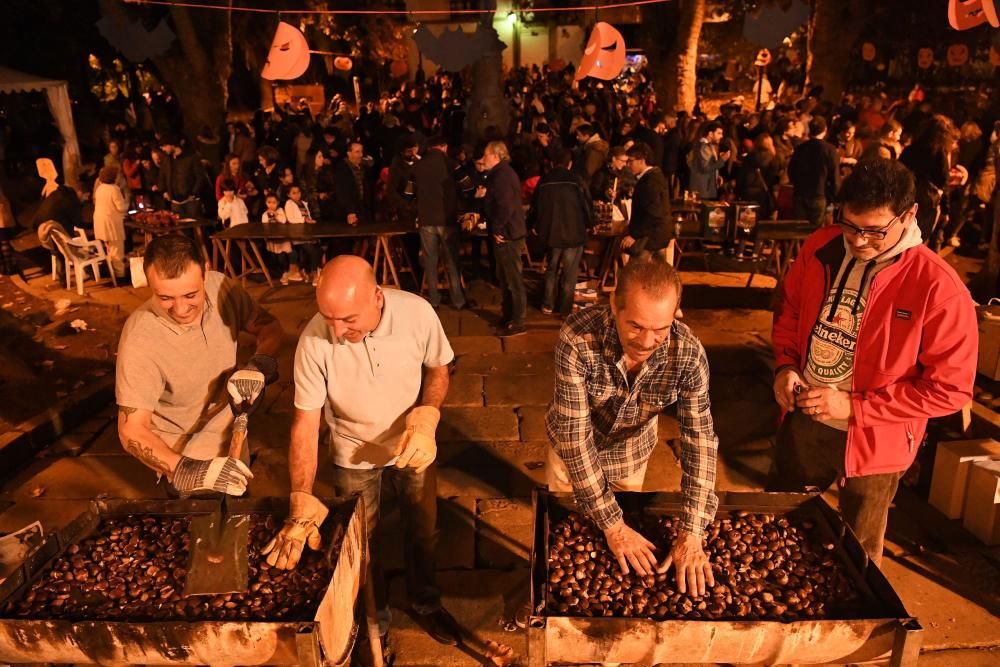 Música, talleres de decoración de calabaszas, cuentacuentos, una caravana de juegos populares, queimada... Así celebra su magosto la Ciudad Vieja.