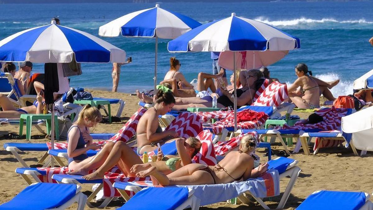 Turistas en una playa de Canarias.