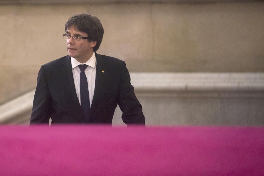 Carles Puigdemont entra al Parlament.