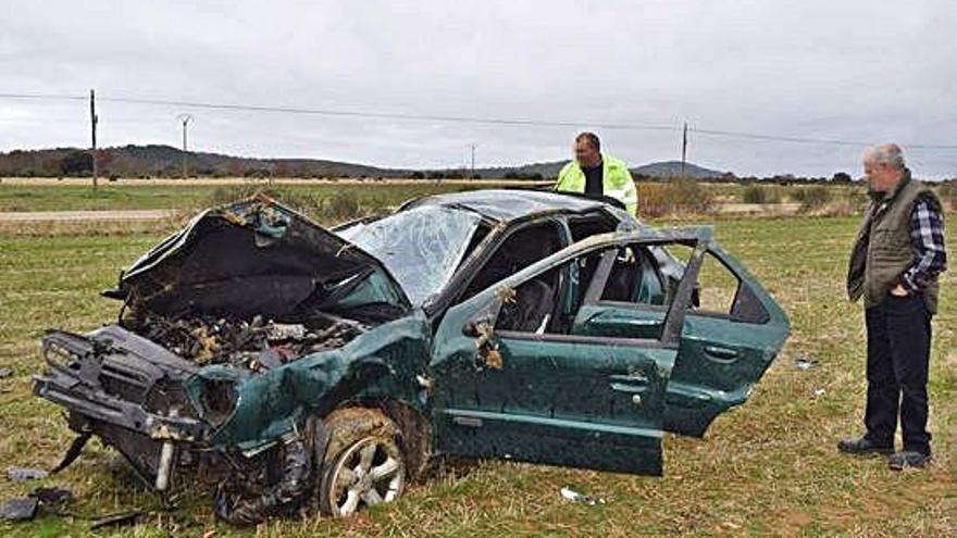 Estado en el que quedó el vehículo, sobre el campo, tras sufrir el accidente.