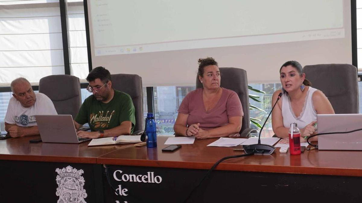 La alcaldesa de Moaña (1ª dcha.) en la asamblea de este pasado lunes para explicar la situación de los terrenos.