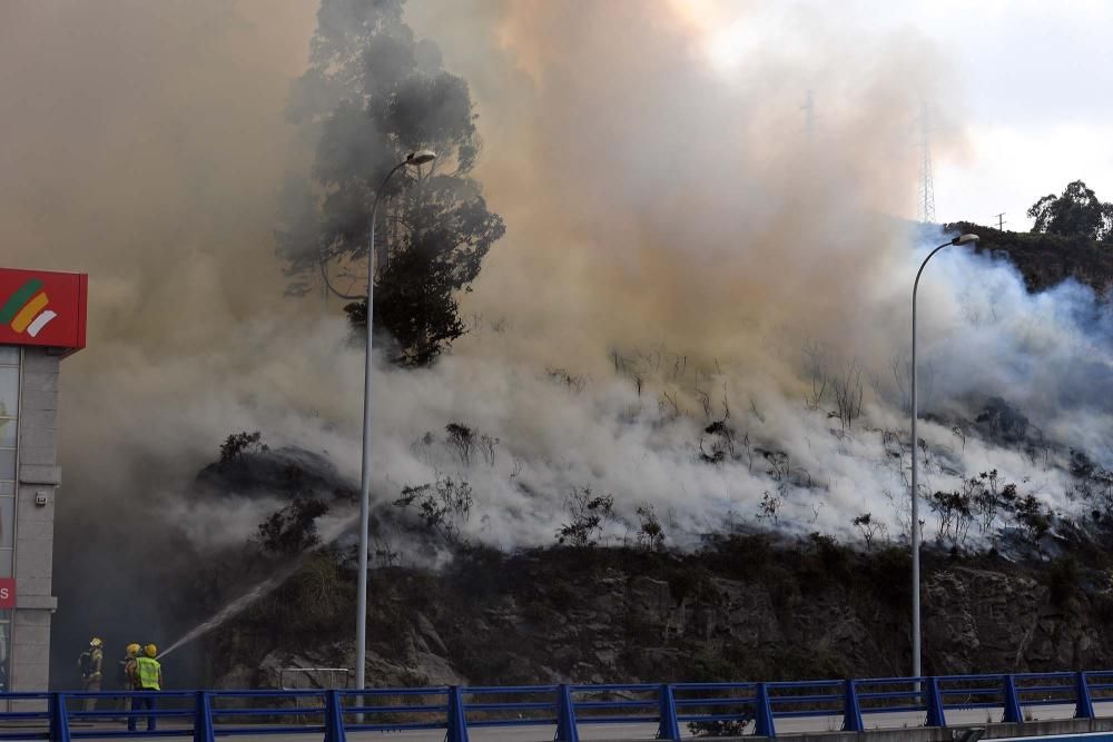 Más imágenes del incendio en As Rañas