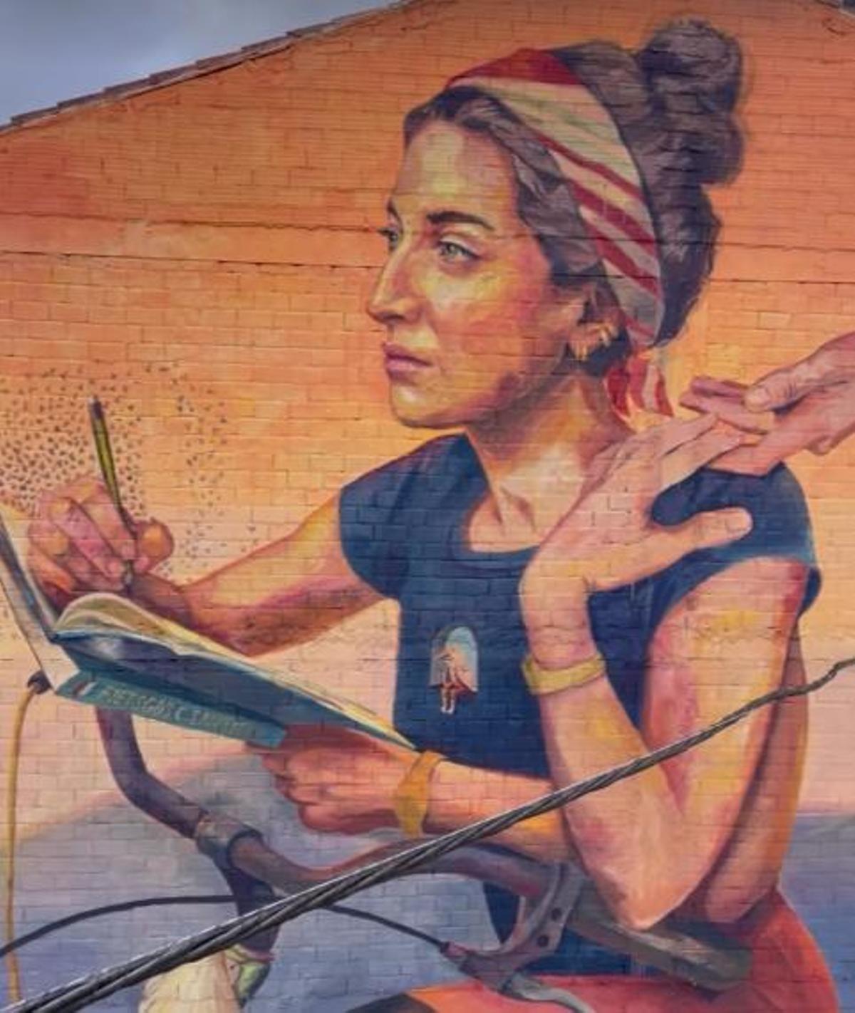 Los tres brazos que aparecen de la mujer en el mural