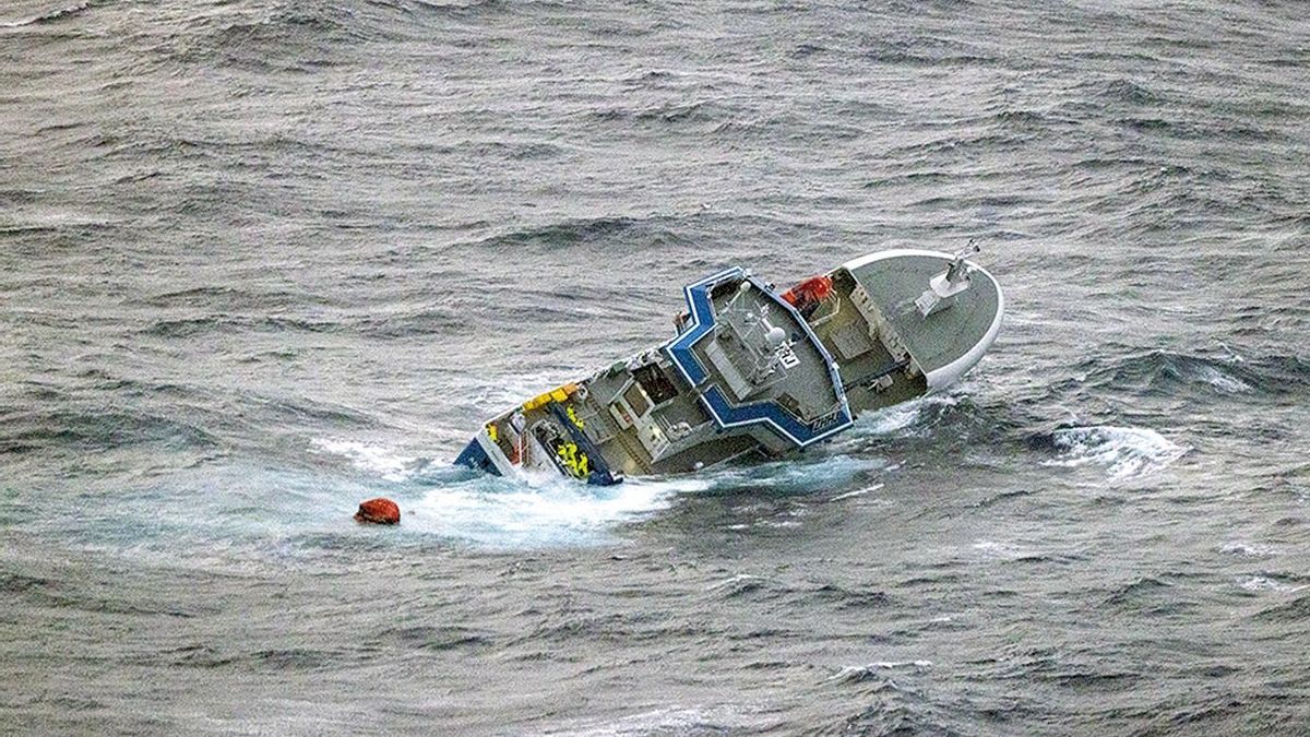 Marineros (de amarillo) se aferran a la cubierta del pesquero "Argos Georgia" para no caer al mar, minutos antes de su hundimiento el 22 de julio de 2024 al oeste de las Malvinas.