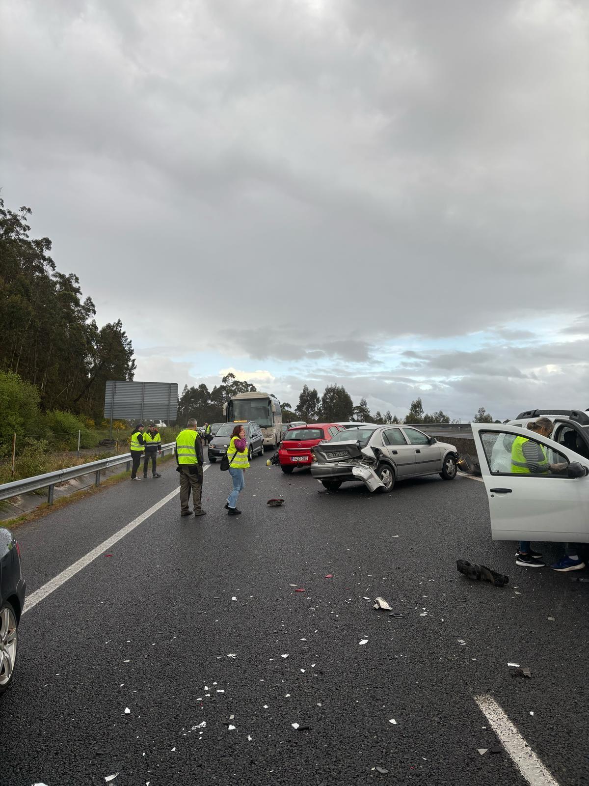 Imagen del accidente múltiple registrado en la tarde de este viernes en la AG-11 en Rianxo