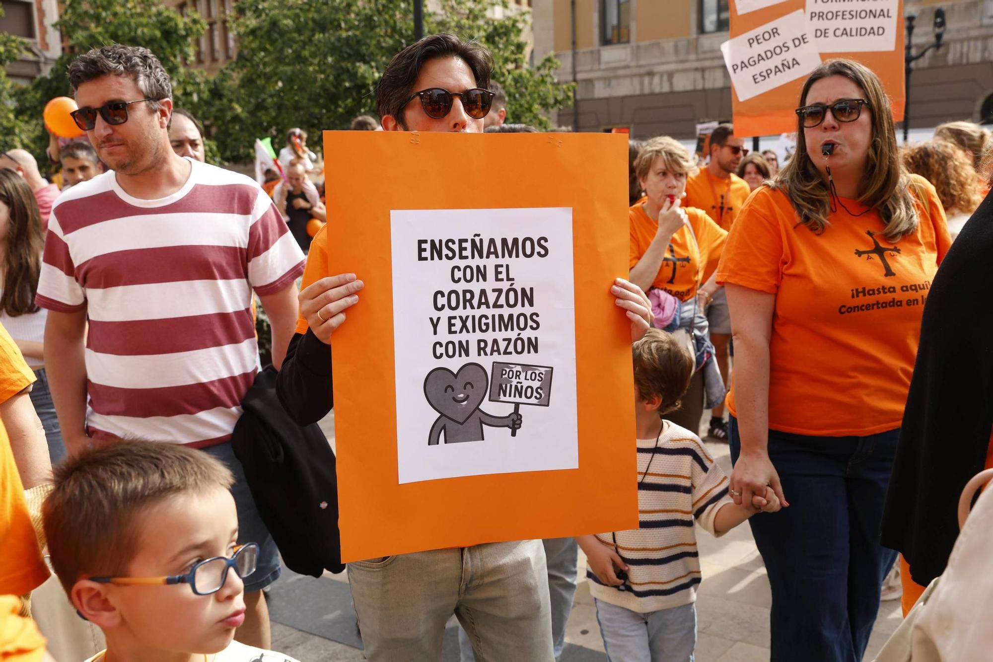 Así fue la gran concentración en Gijón por la educación concertada (en imágenes)