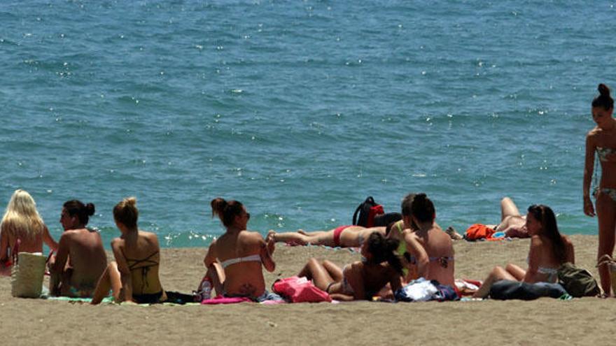 Bañistas en la playa de La Malagueta, el pasado mes de mayo.