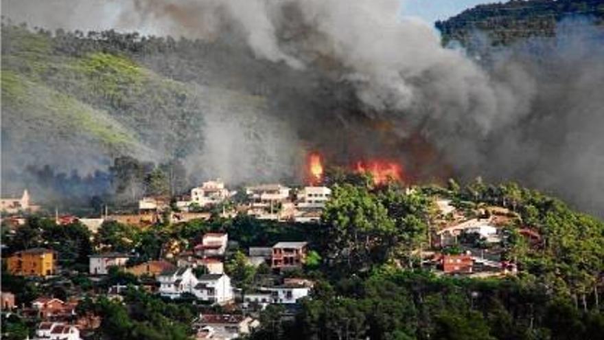 Les flames van arribar arran de les cases, en una imatge difosa pel portal meteovallirana.