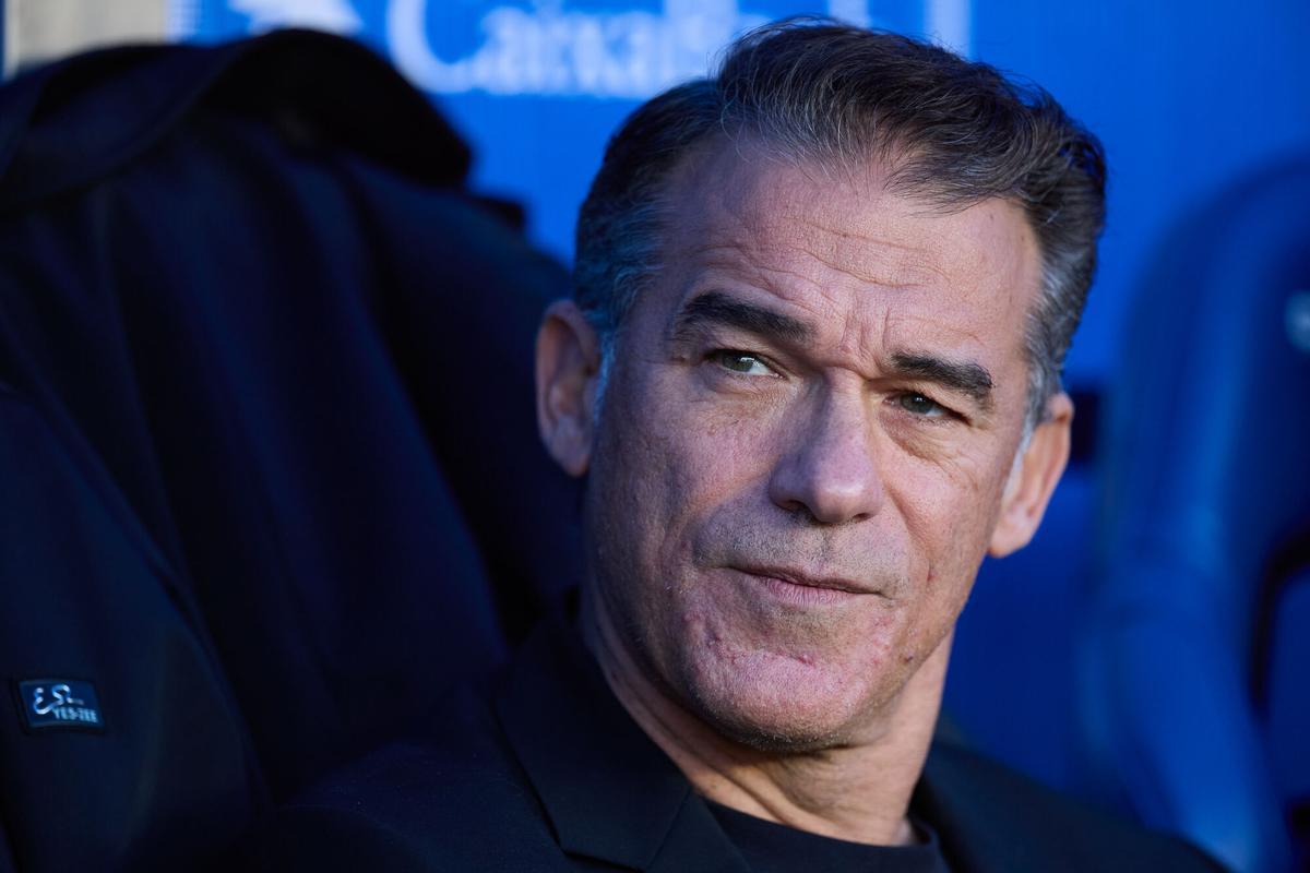 Luis Garcia Plaza dirige un partido del Deportivo Alavés