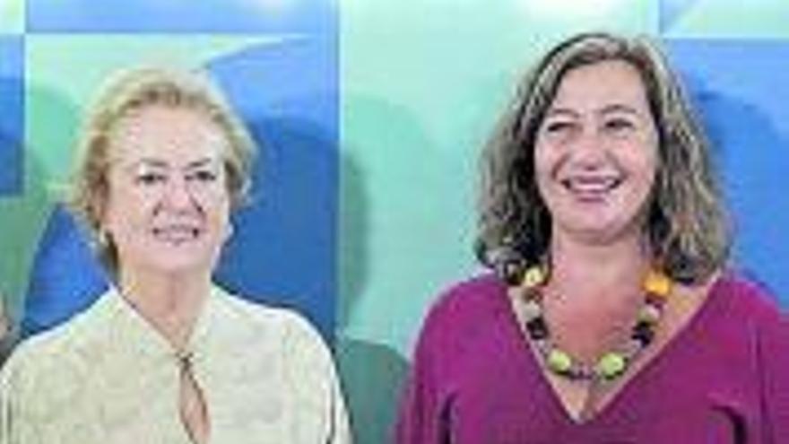Arantza Sarasola i la presidenta de Balears, Francina Armengol. 