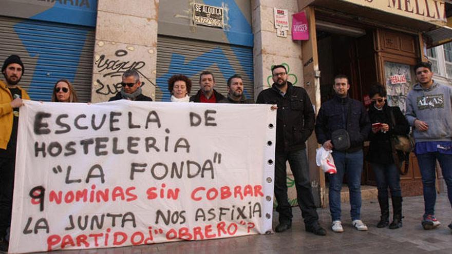 Profesores de La Fonda se manifestaron ante Turismo Andaluz, donde se encontraba Luciano Alonso.