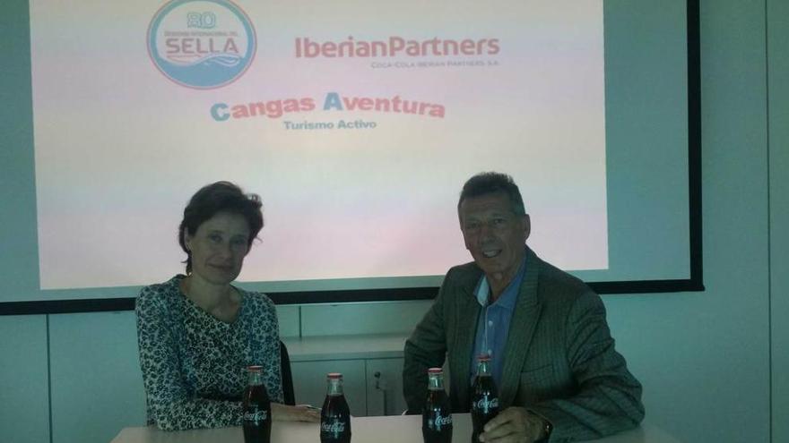 El presidente del CODIS, Juan Manuel Feliz, y María Sande, responsable de comunicación de la zona noroeste de Coca-Cola.