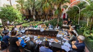 Isona Passola y miembros de su equipo en la rueda de prensa de presentación de los actos del 150 aniversario de la institución realizada en el jardín interior de la institución. 