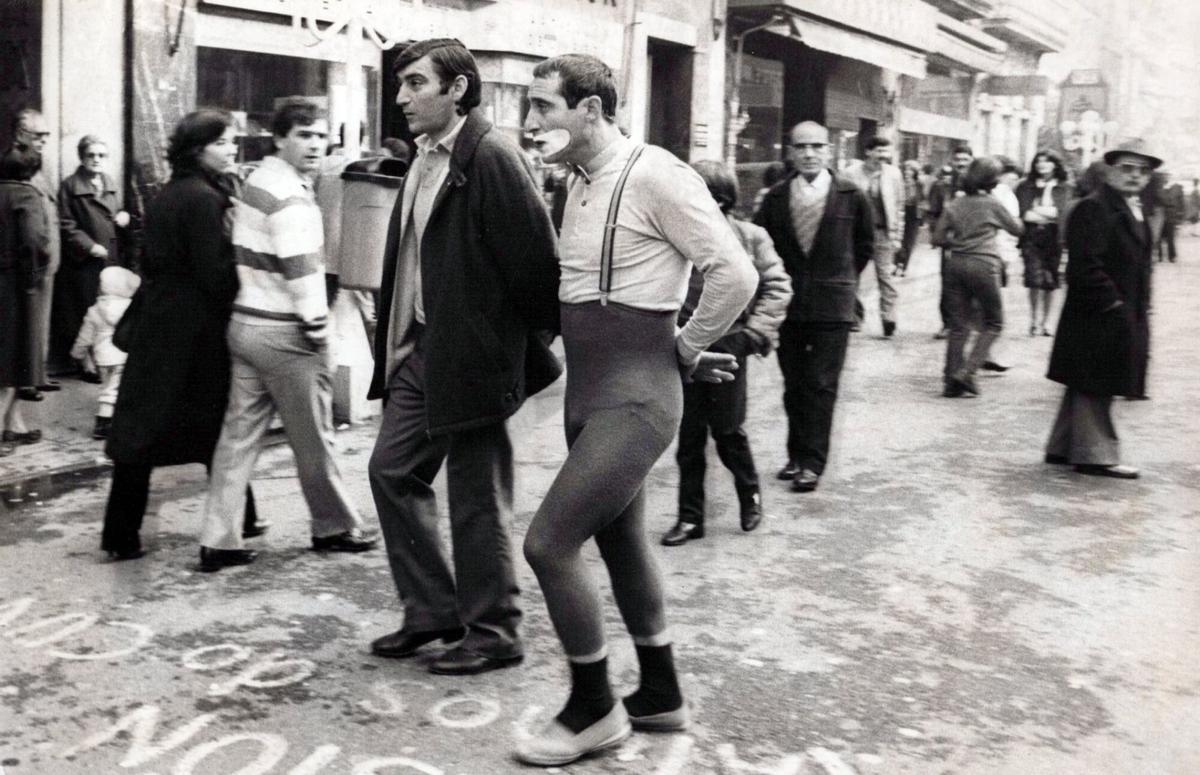 EL ACTOR DE TEATRO Y MIMO CELSO BUGALLO (C) EN LA CALLE PRINCIPE DE VIGO. LLANOS. 31/12/1983. ARTISTA CALLEJERO.