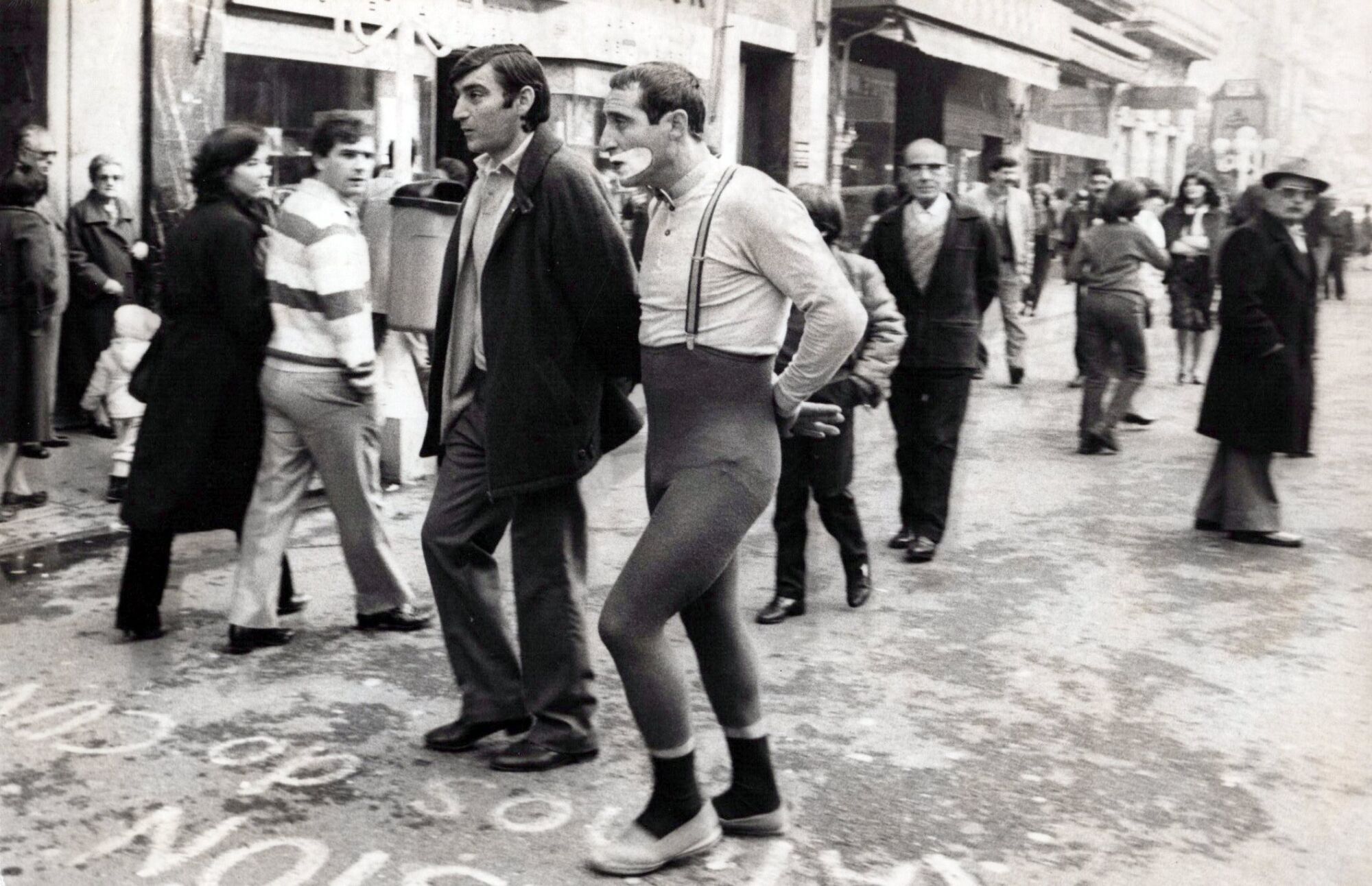 EL ACTOR DE TEATRO Y MIMO CELSO BUGALLO (C) EN LA CALLE PRINCIPE DE VIGO. LLANOS. 31/12/1983. ARTISTA CALLEJERO.