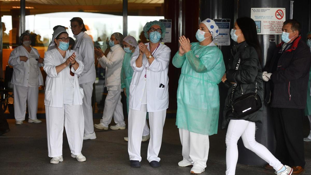 Personal sanitario aplaudiendo durante la pandemia