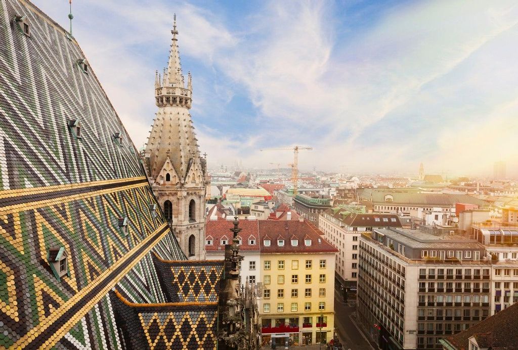 Nos despertamos un día más soñando con viajar. Hoy, recorremos con la mente la preciosa Viena, en Austria. En la foto, podemos observar la cuidad, destacando la Catedral de St. Stephen. 