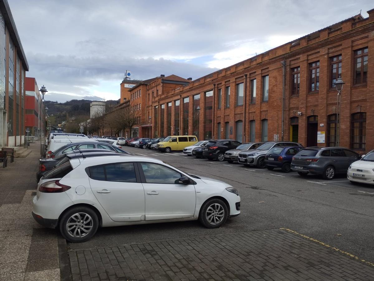 Coches estacionados en Valnalón.