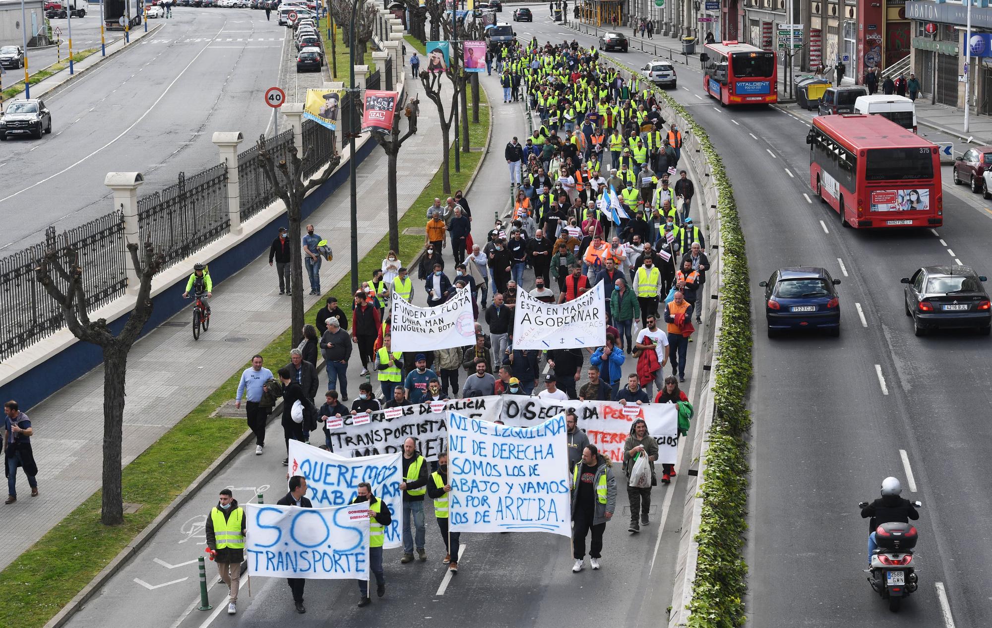 Más de 200 transportistas salen a la calle en A Coruña para exigir soluciones a la subida de los combustibles