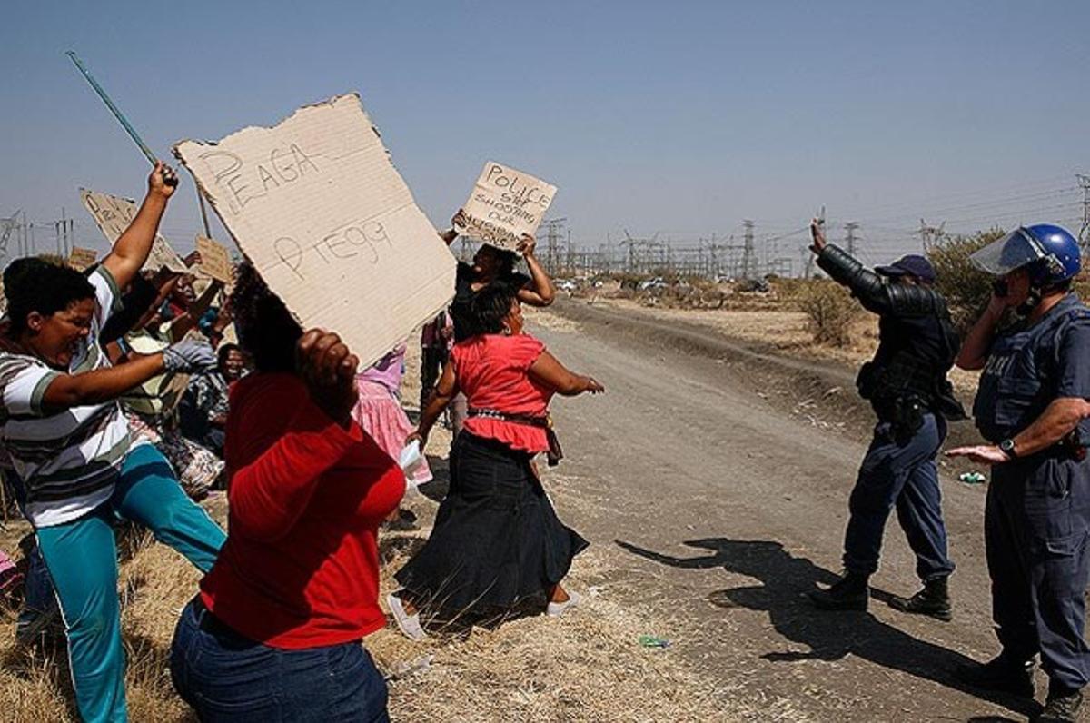 Un grup de dones protesta contra la policia després del tiroteig de la mina de Lonmin, a prop de Rustenburg, a Sud-àfrica, el 16 d’agost. 34 miners van morir i 78 van resultar ferits quan la policia va obrir foc durant una jornada de vaga. Es tracta del pitjor tiroteig obert a Sud-àfrica des de l’Apartheid.