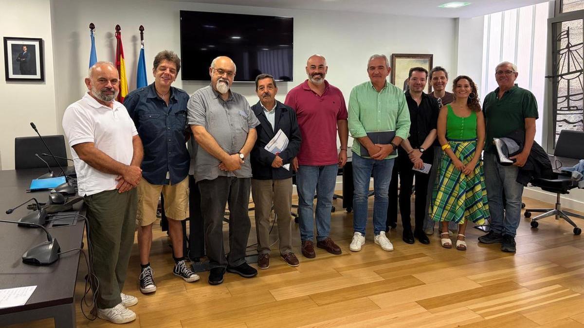 Integrantes del equipo de trabajo encargado de organizar los actos en memoria de Fernández Juncos. Por la izquierda, José Antonio Somoano, directivo de Amigos de Ribadesella; Javier Villar, sobrino biznieto de Manuel Fernández Juncos; Toni Silva, escritor; Alejandro Criado, presidente de Amigos de Ribadesella y sobrino nieto de Fernández Juncos; Paulo García, alcalde de Ribadesella; Fernando Delgado; Javier Villar; sobrino biznieto de Fernández Juncos; Patricia Toyos, de Tertulia El Garabato; Blanca Fernández, sobrina nieta de Fernández Juncos; y Maxi González, de la Sociedad Etnográfica de Ribadesella.