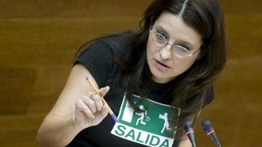 Oltra, en las Corts, con una de sus llamativas camisetas.