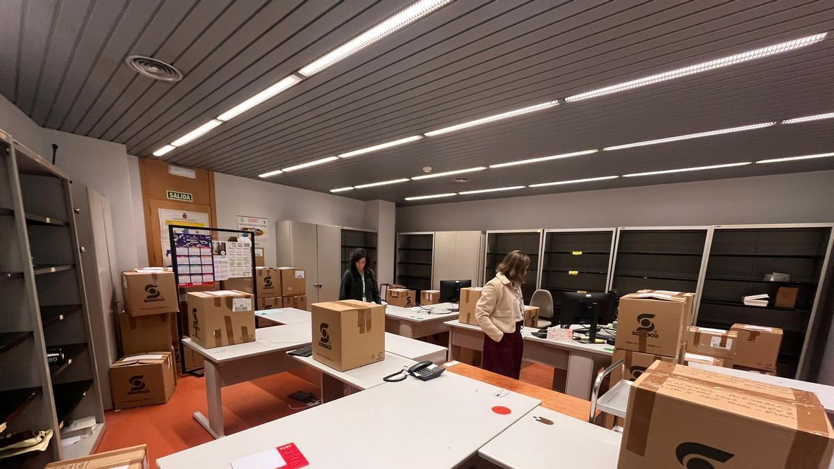 Cajas sobre una de las oficinas del Palacio de Justicia.