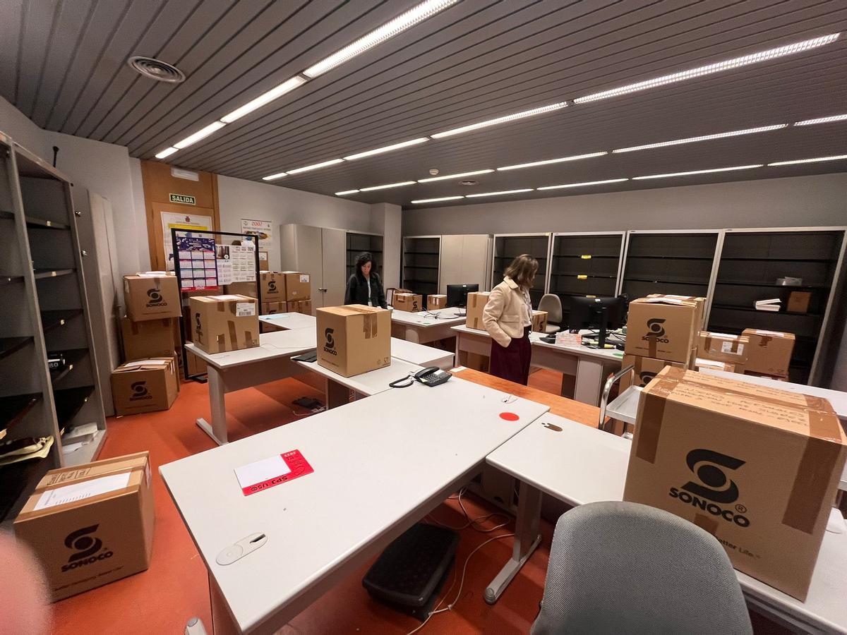 Cajas sobre una de las oficinas del Palacio de Justicia.