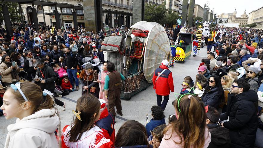 Carnaval infantil de Zaragoza: Miles de niños desbordan con su ilusión la plaza del Pilar