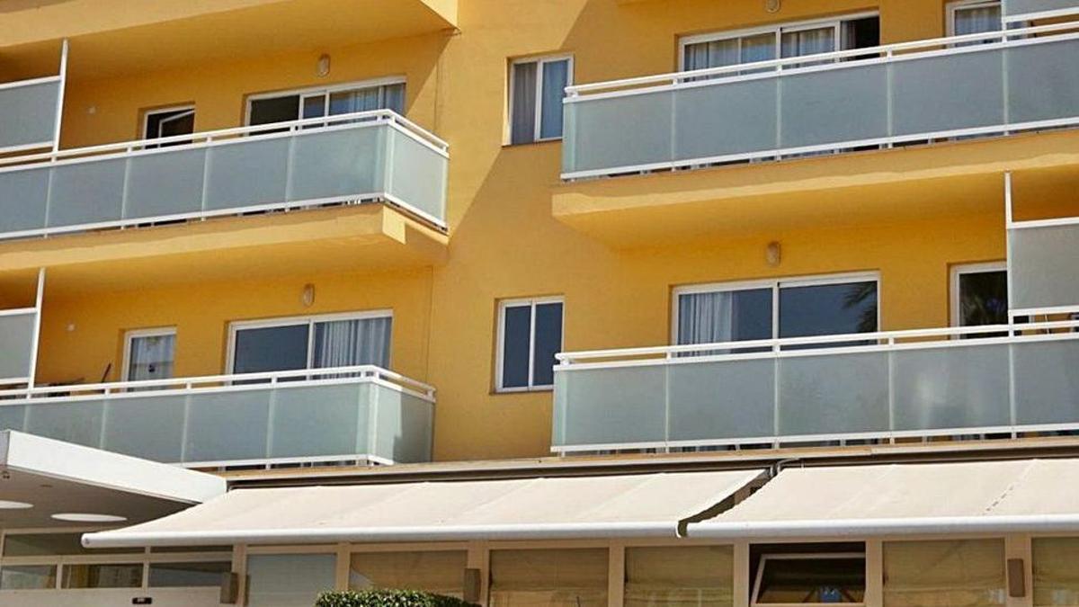 Apartamentos turísticos de Benidorm donde se cayó un niño desde el segundo piso. DAVID REVENGA