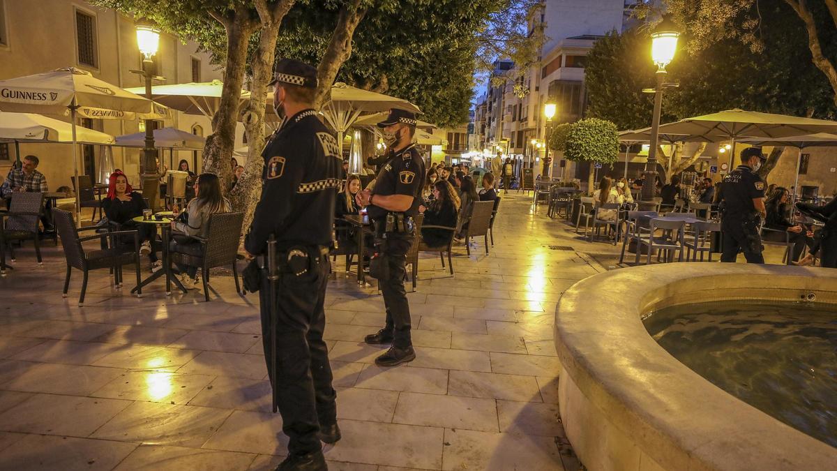 Policías Locales vigilando el cumplimiento de las normas en una terraza en el centro de Elche.