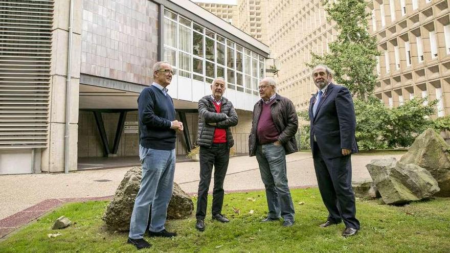 De izquierda a derecha, José Ramón Varela, José Luis Martín, Alfonso Rodríguez Fidalgo y Jesús Cabo, ayer, delante de la Facultad de Geología, donde hace cincuenta años se instaló temporalmente la Facultad de Medicina.